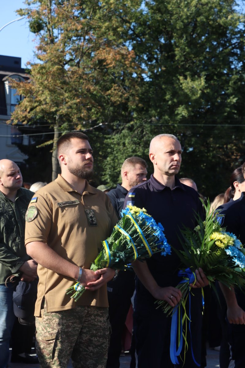 Чоловіки тримають квіти у руках.